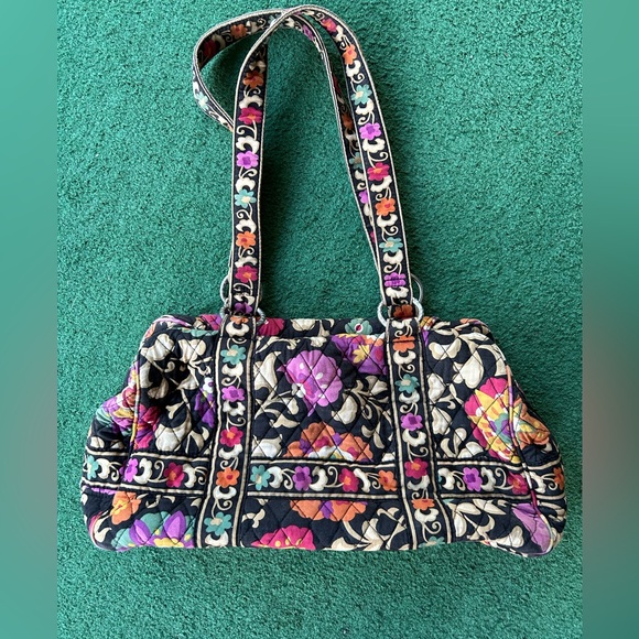 Vera Bradley 2011 double handled handbag with zipper that zips left or right. - Picture 1 of 13
